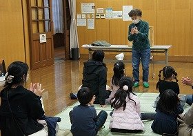 画像：みんなで手遊びをしています。