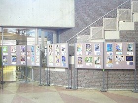 画像：第一部のイラスト展の様子。