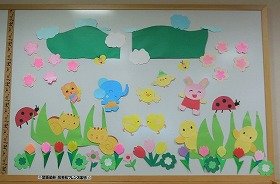 画像：ちさと、児童室、4月の壁面飾り