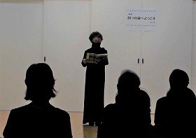 画像：朗読をしている語り手と、それを聞く参加者。