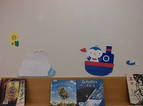 画像：海で船に乗るペンギンや雲の切り絵。