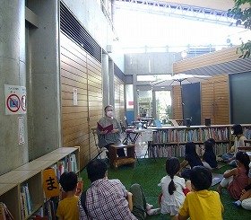 画像：花むらてんさんの話に聞き入る子どもたち。