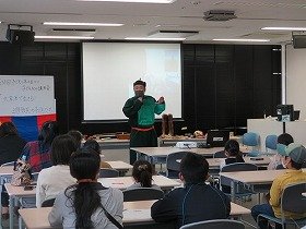 画像：島村一平先生が会場に向けて話している様子。