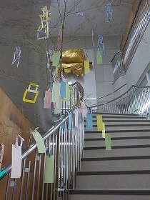 画像：中央図書館1階の会談横に設置した七夕飾りの笹の様子