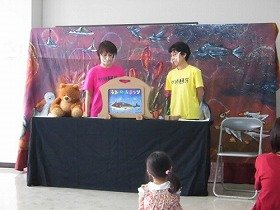 画像：紙芝居「うみのおまつり」を楽しむ様子。