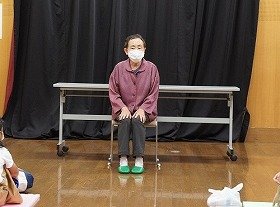 画像：「ライオンに化けたロバ」のおはなしの様子。