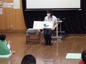 画像：さわる絵本の読み聞かせの写真