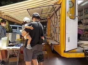 画像：ゆめぶんこクイズに挑戦する親子の写真