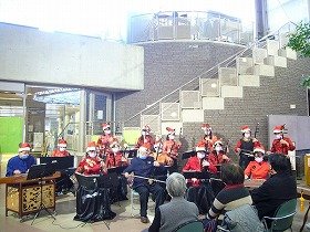 画像：二胡、古筝、楊琴を使った演奏の様子。