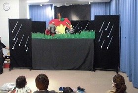 画像：人形劇「りんごがドスーン」を楽しむ参加者。