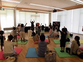 画像：紙芝居「みんなでたいそう」に合わせて体操をする参加者。