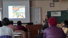 画像：絵巻の画像の説明をする正置友子さん