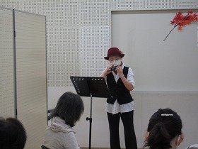 画像：オカリナの演奏の様子。