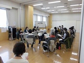 画像：講師と参加者が音読している様子。