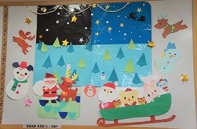 画像：サンタクロースとトナカイ、クリスマスの壁面装飾です。