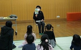 画像：おはなし「のぎつね」きつねが変身する様子をペープサートで。