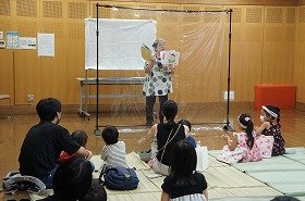 画像:スイアおはなしの会がお話を語っている様子です。