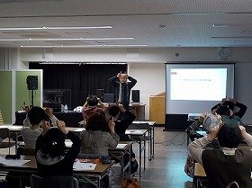 画像:受講者といっしょにわらべうたを実践する鵜野祐介氏。