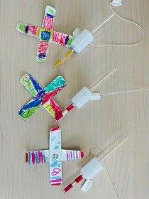 画像:ピンクや青、緑、赤などカラフルな色使いで出来上がったUFO3つ。