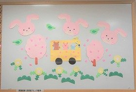 画像:満開の桜と、お花見に出かけるどうぶつたち。春の壁面飾りです。