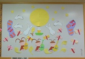 画像:満月に月見団子。飛び跳ねるうさぎたち。コンサートを開く虫たち。9月の壁面飾りです。