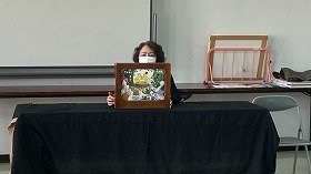 画像:紙芝居「コケコッコーのおんどり」を読む様子