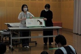 画像:さわる絵本の読み聞かせの写真。