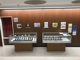 画像:記念缶などの展示。