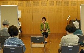 画像:吹田おはなしの会の女性の方1人が、昔語りをしている写真。