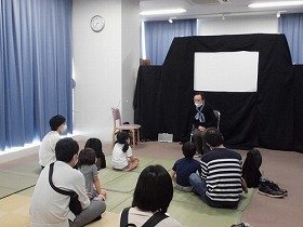 画像:おはなしを聞いている子どもたち。