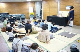 画像:和みさんによる大型絵本『にゃーご』の読み聞かせを楽しむ子どもたち。