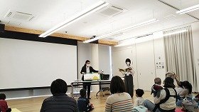 画像:さわる絵本の読み聞かせを聞く参加者