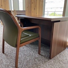 画像:車椅子利用者用閲覧席。