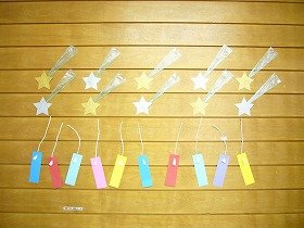 画像:画用紙やひもで作った七夕の流れ星と短冊の装飾。