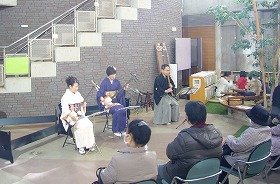 画像:三味線と尺八の演奏の様子。