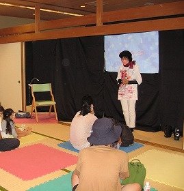 画像:おはなし「ヤギとライオン」の様子