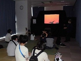 画像:てかげえを披露しそれを一緒に楽しむ子どもたち。