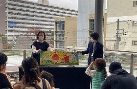 画像:大型絵本の読み聞かせの様子。