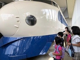 画像:新幹線を前面から見学している様子。