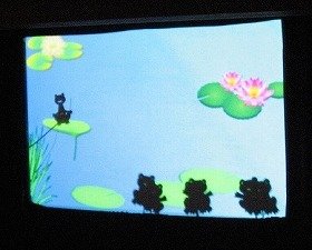 画像:影絵「カエルの合唱」の様子