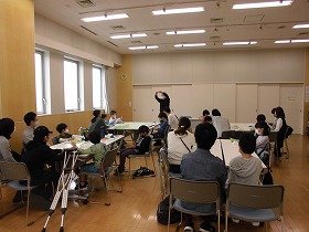 画像:子どもたちが紙ひこうきを作っている様子