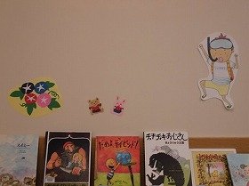 画像:スイカを食べるくまとうさぎ シュノーケルをつけている男の子。