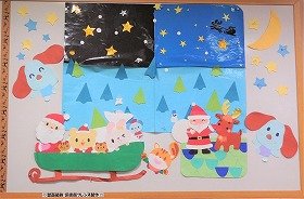 画像:サンタクロース、トナカイ、そり。12月の壁面装飾です。