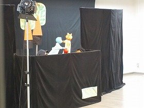 画像:人形劇「りんご・りんご・りんご」上演の様子