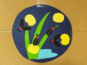 画像:ホタルが4匹、葉にとまったり、光ったりしている様子の飾り。