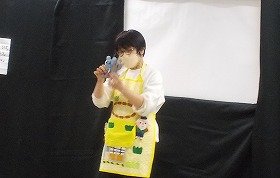 画像:エプロンシアターでねずみが相撲を取っている様子。