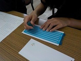 画像:点字を打ってめいしを作る様子。