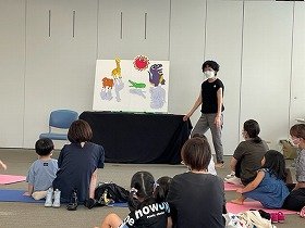 画像:パネルシアター「おひさまとかげ」を見て、何の影なのか考えている子供たちの様子。