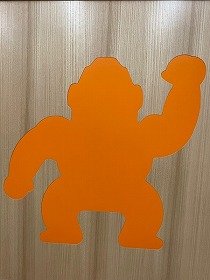 画像:家具の側面にプリントされたゴリラのイラスト。