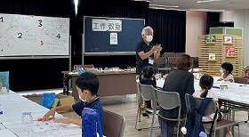 画像:講師が参加者に説明している様子。